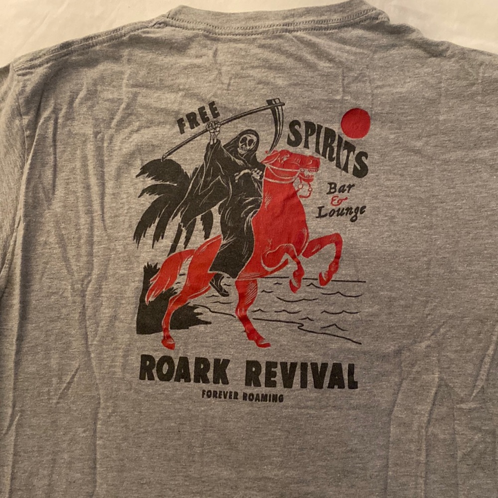 Grey graphic tee. Size L